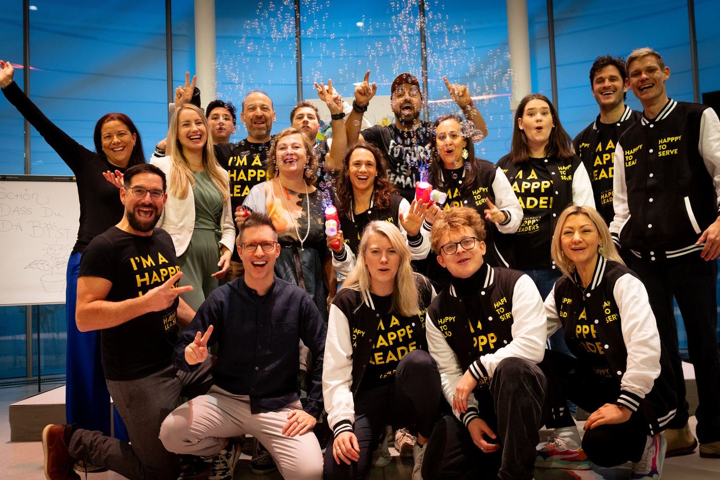 Teilnehmer:innen und Ali Mahlodji beim Future Leadership Day