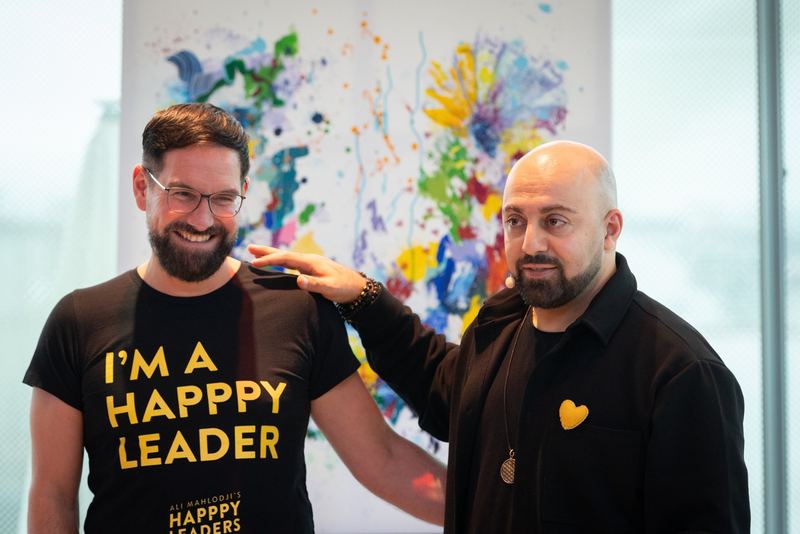 Teilnehmende mit „I'm a Happpy Leader“-Shirts