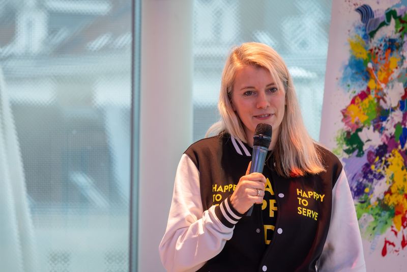 Teilnehmerin spricht beim Future Leadership Day ins Mikrofon